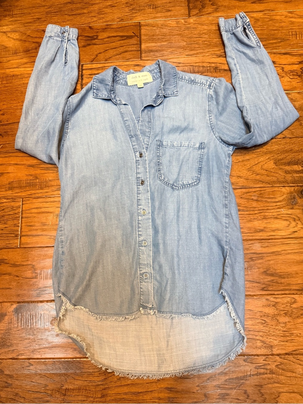 Cloth & Stone XS 100% Tencel Lyocell Chambray Button Down Shirt Raw Hem - Picture 11 of 13